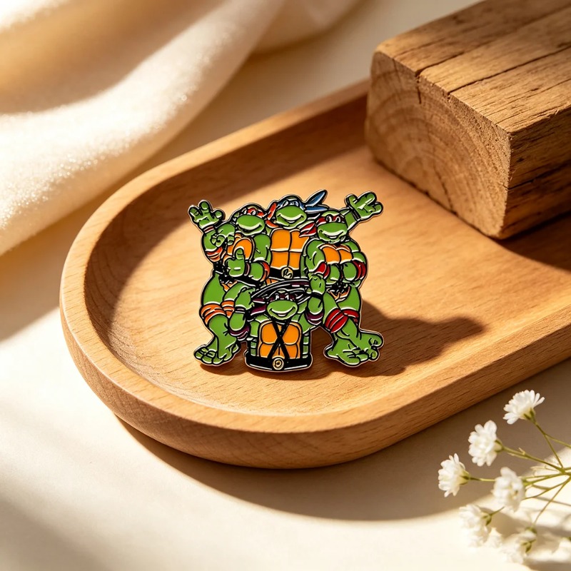 Embroidery Fish - アニメ「ティーンエイジ・ミュータント・ニンジャ・タートルズ」エナメルピン メタルラペルブローチ バックパックや帽子に最適なコレクターアクセサリー ファンへの理想的なギフト バッジ