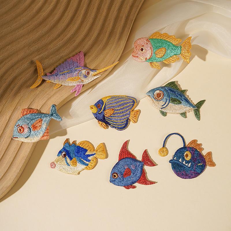 Embroidery Fish - イルカクラゲ夏海魚パッチ子供用アイロン接着刺繍バッジ衣類スクールバッグ帽子DIYアクセサリー