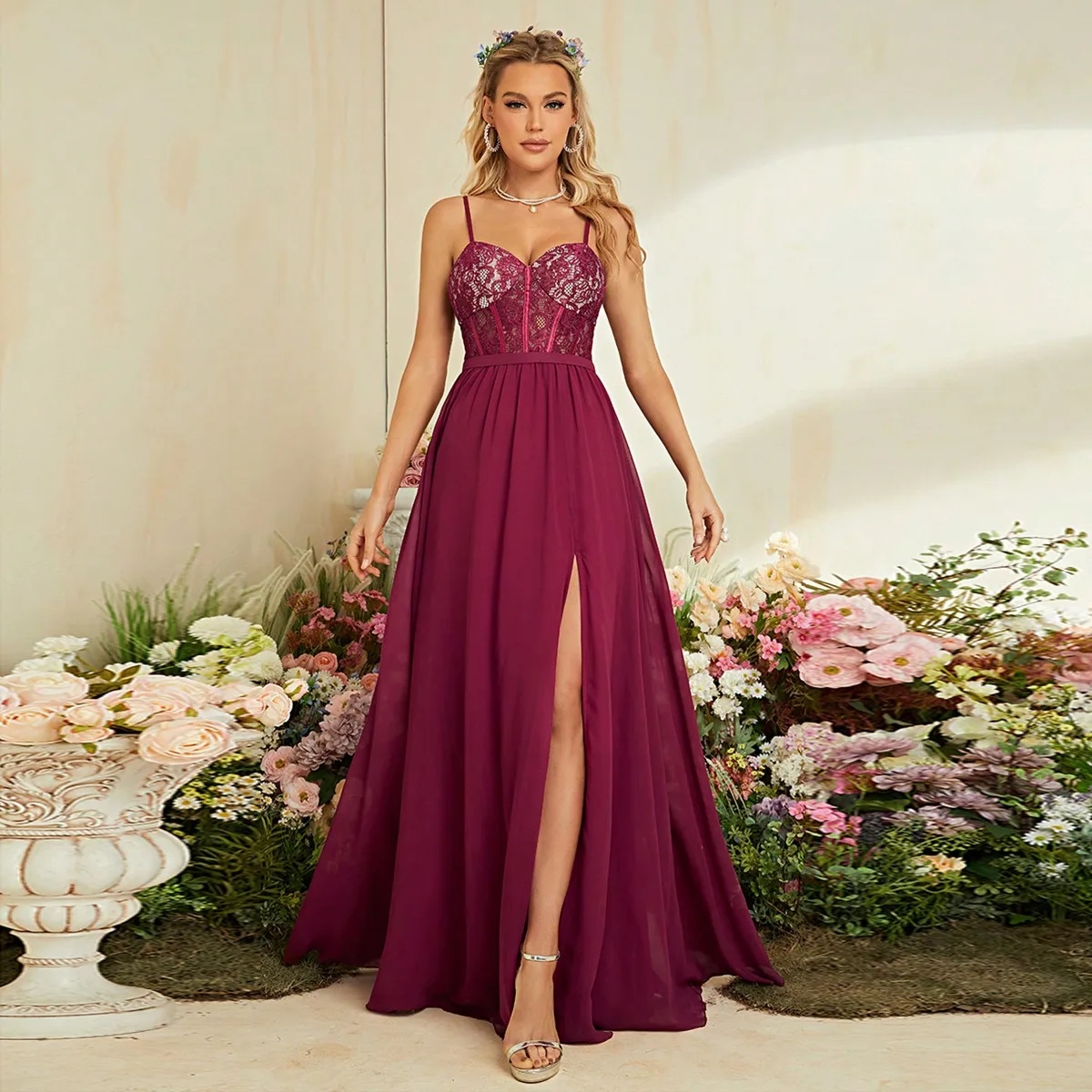 無地の薄いストラップ付きロングイブニングドレス。ボディースに - Embroidery Online Design のレビューと価格