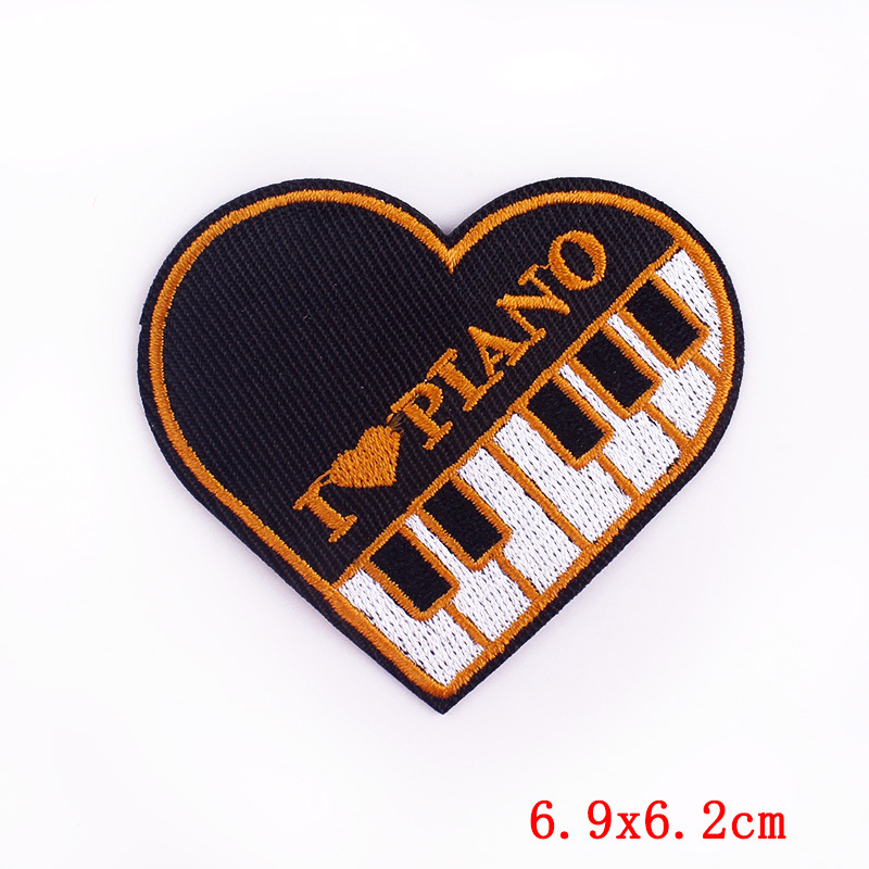 デザイナーパンクラブハートアイロン縫製刺繍バッジパッチ DI - Embroidery Design Love のレビューと価格